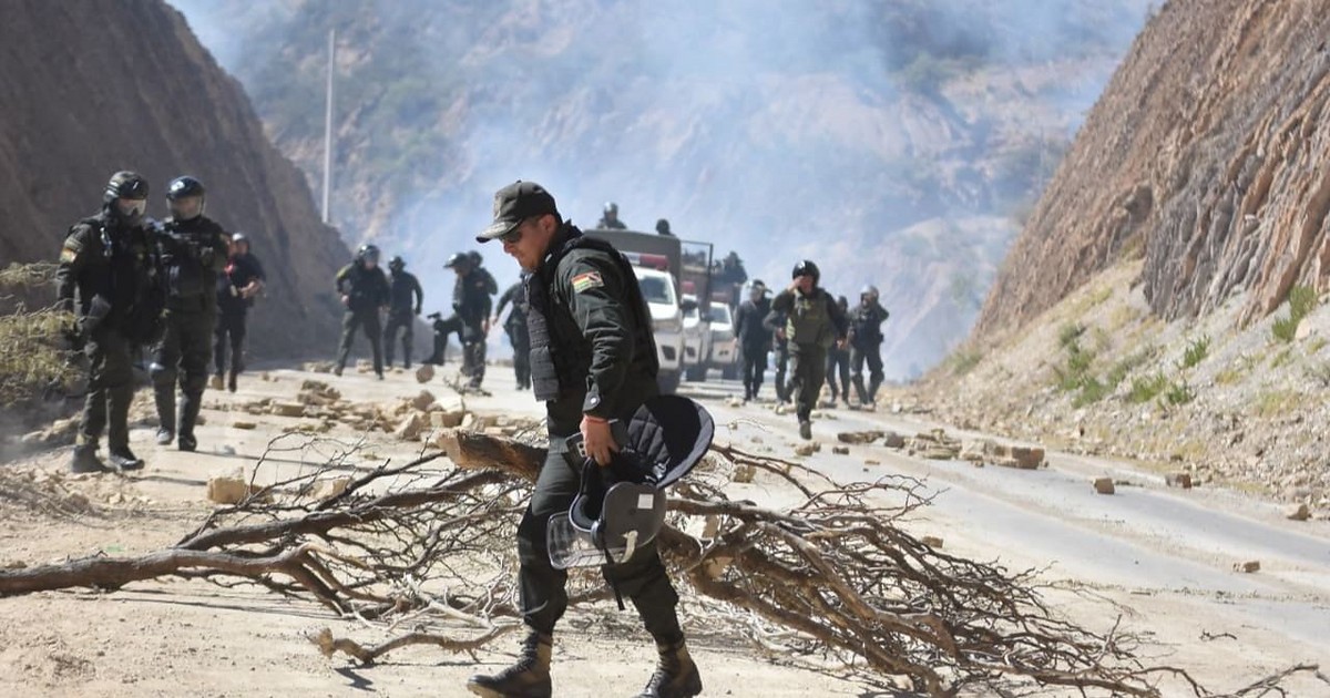 Policía resulta herido por explosivo casero durante desbloqueo en Cochabamba