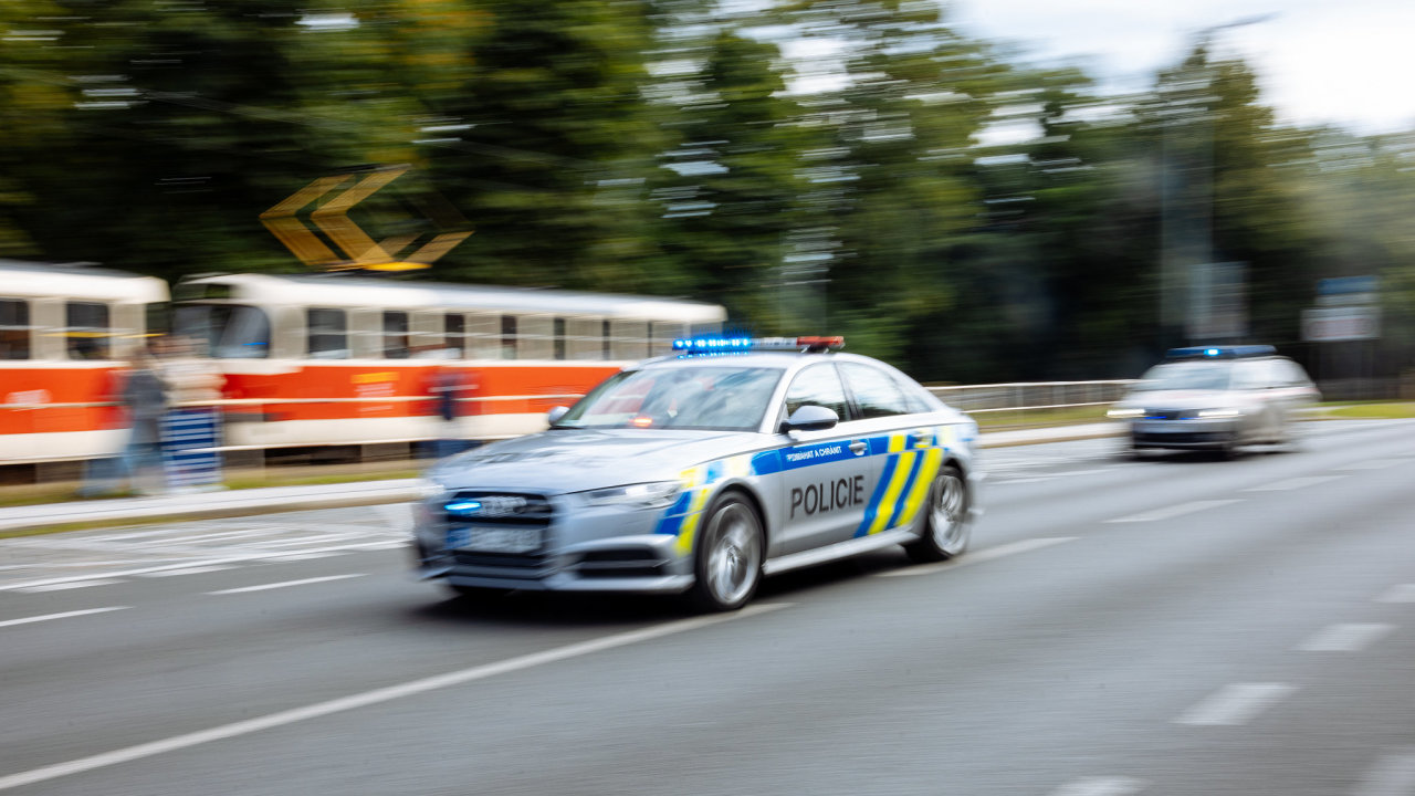 Ozbrojený muž v Čelákovicích: policie evakuovala školu a pátrá po pětapadesátníkovi