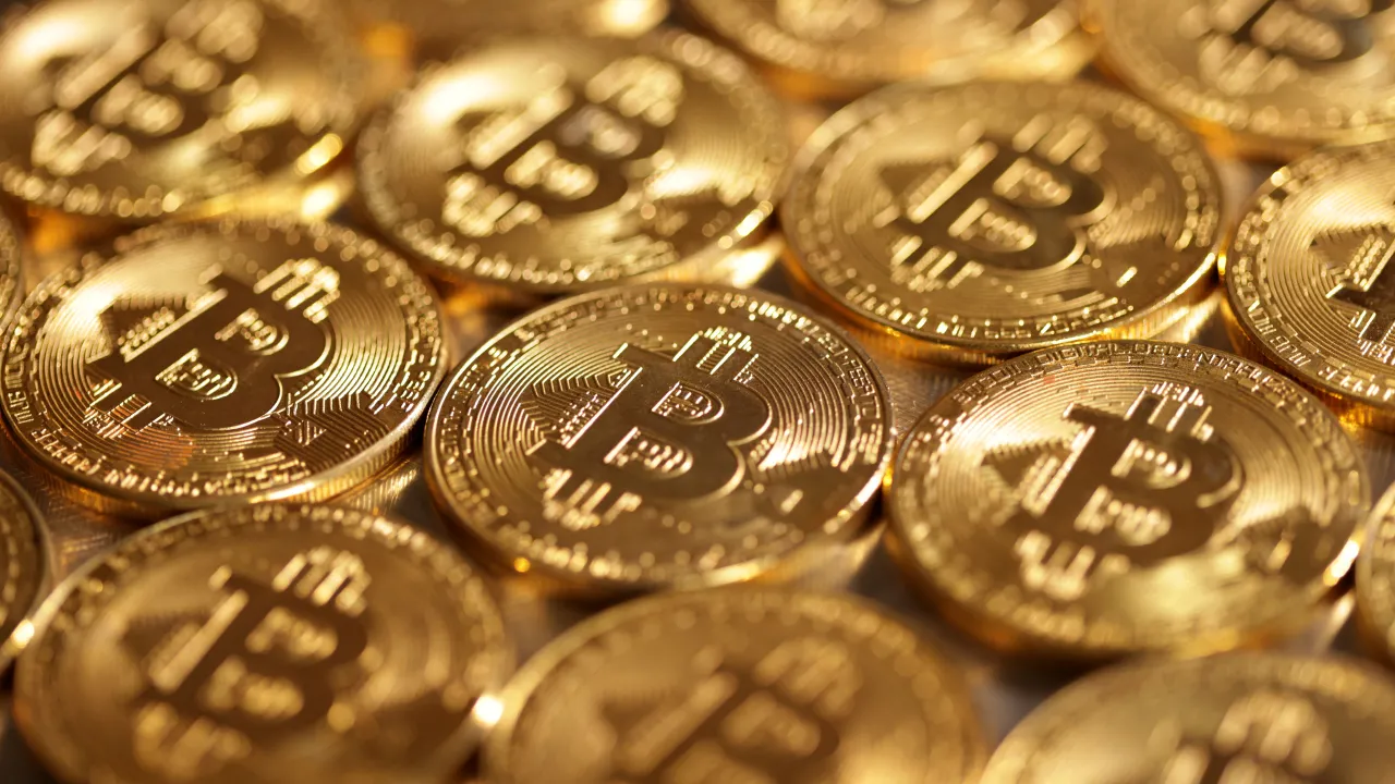 Bitcoinová kauza: obvinění rozšířeno o praní peněz