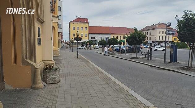 V Novém Bydžově zamkli školy i úřad, policie pátrala po ozbrojeném muži