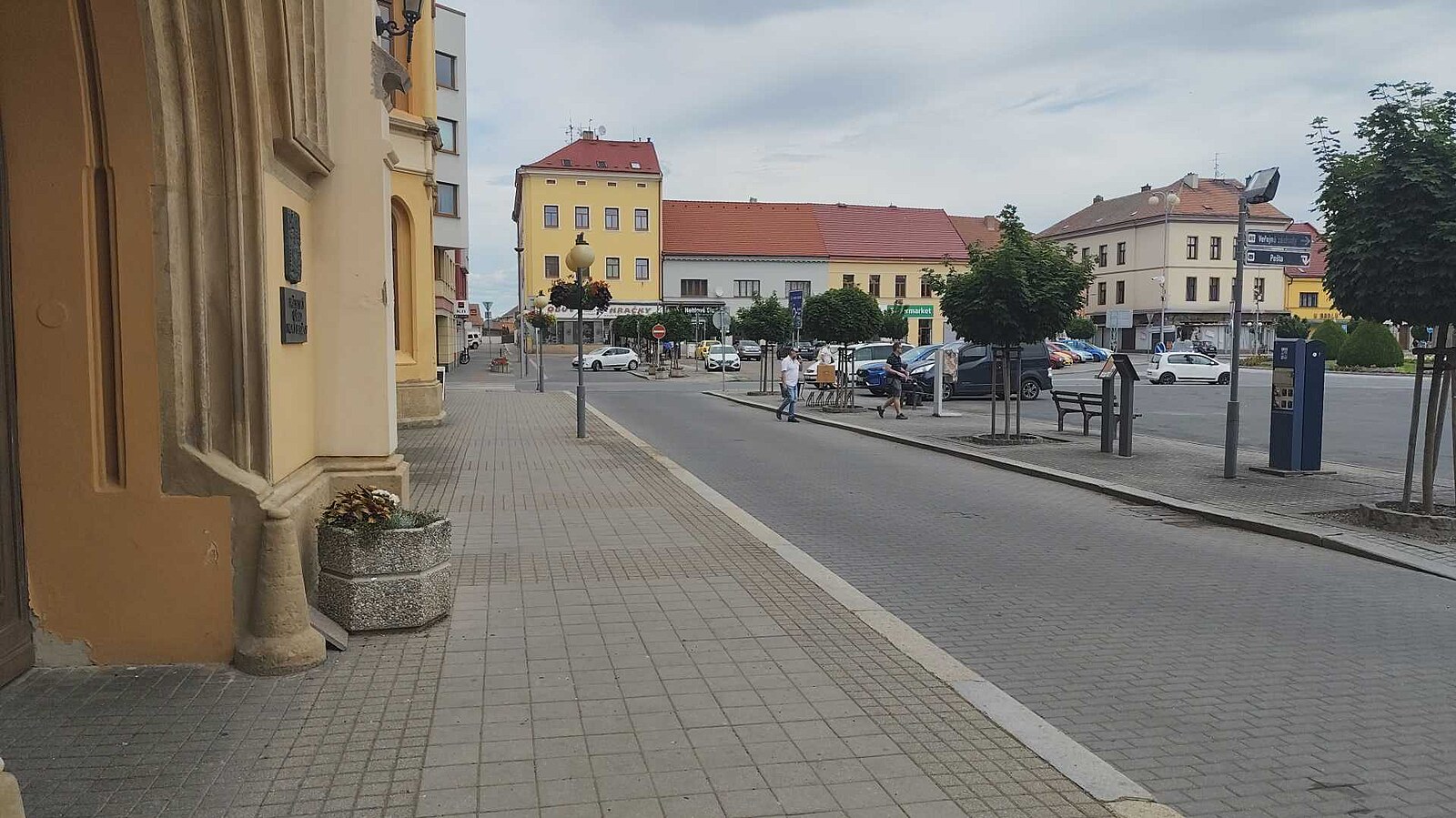 Zamčený úřad i školy, panika mezi rodiči. V Bydžově se obávali útoku střelce