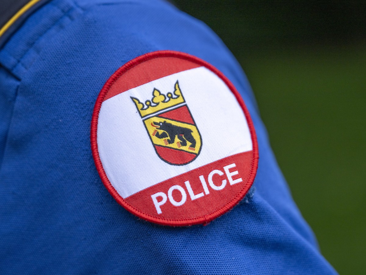 Mann bedroht Polizei in Biel mit gefährlichem Gegenstand und stürzt in die Zihl