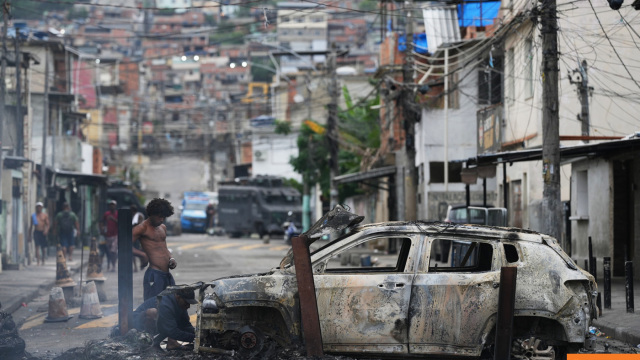 Turistas ficam presos em favela durante operação policial no Rio de Janeiro