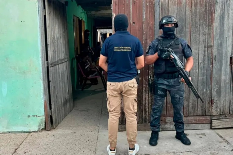 Detienen a presunto narcomenudista tras allanamiento en Federación
