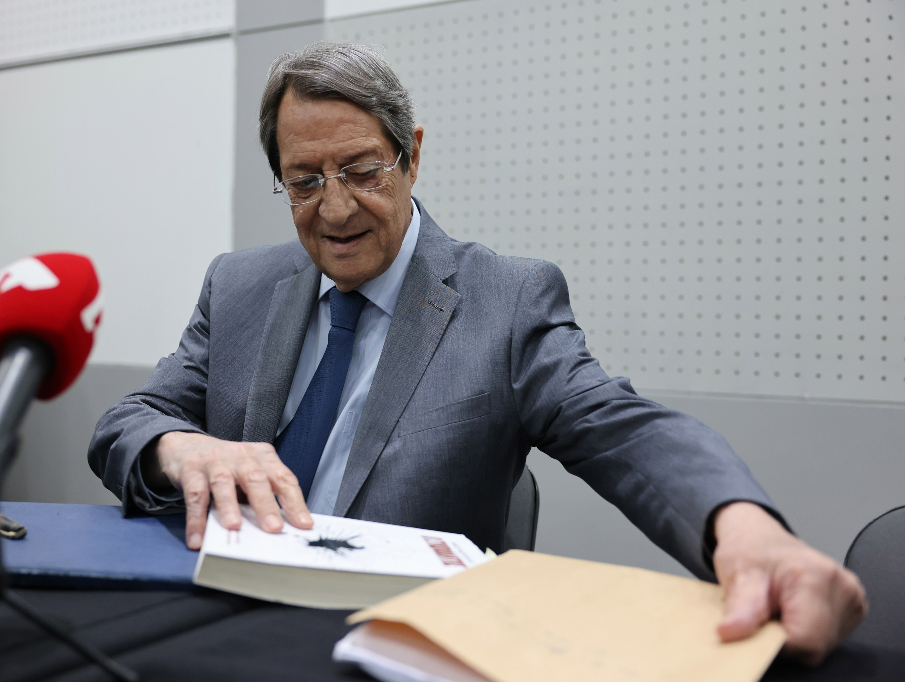 Αναστασιάδης αποχωρεί από όργανα ΔΗΣΥ ενόψει έρευνας διαφθοράς