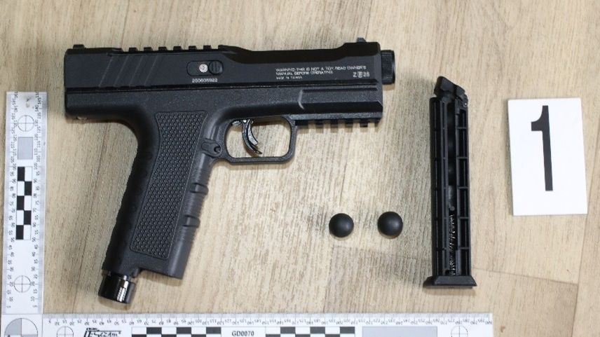 Opilec v Ústí nad Labem pálil z bytu na cisternu, policie zajistila arzenál