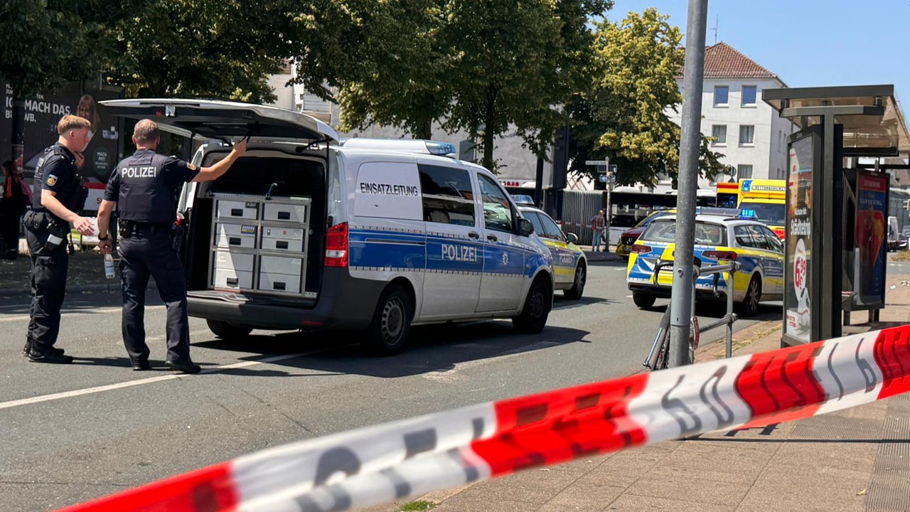 Messerangriff in Bremer Straßenbahn: Eine Person lebensgefährlich verletzt, zwei Festnahmen