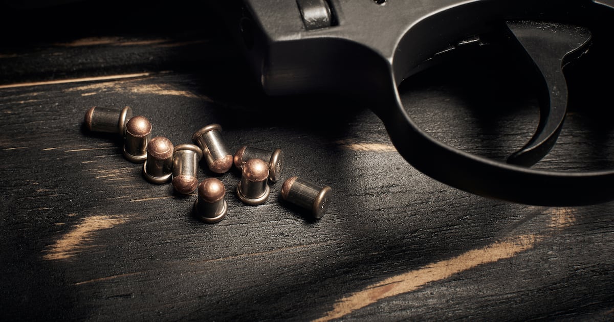 Hombre muere baleado en complejo residencial de San Juan