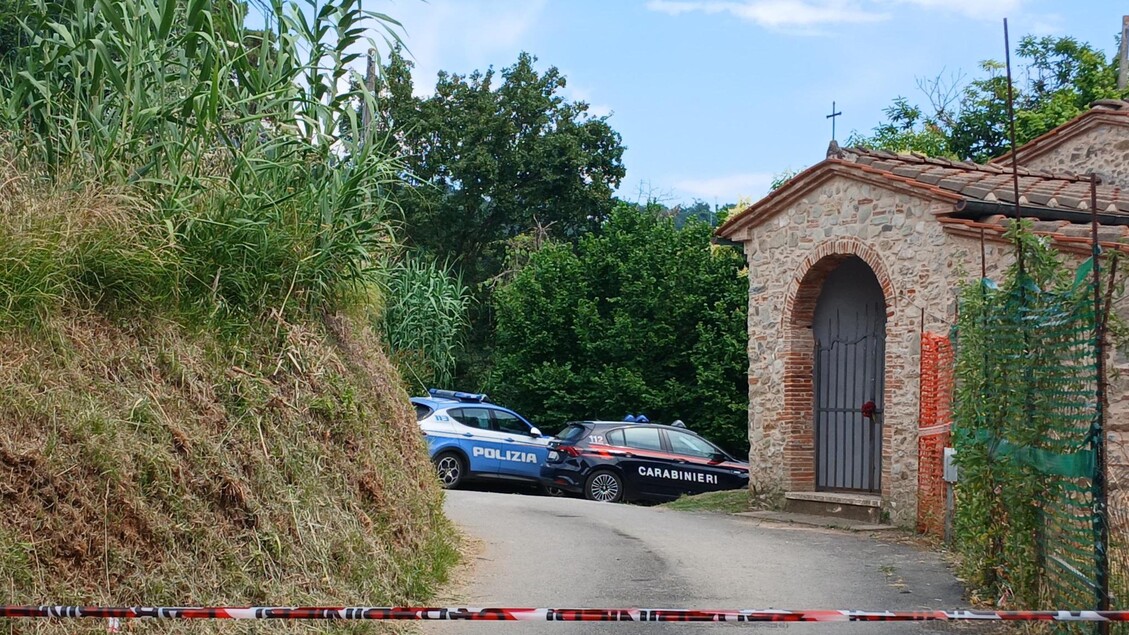 Sparatoria in casa a Camaiore: due morti, fermato il marito
