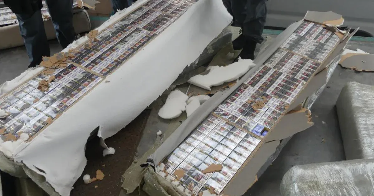 Szerb furgonban bukott le a cigarettacsempészet Röszkénél