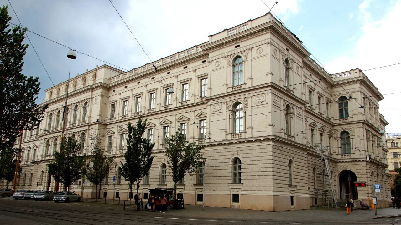 Muž v Ostravě postřelil manželku do zad, poté se zastřelil