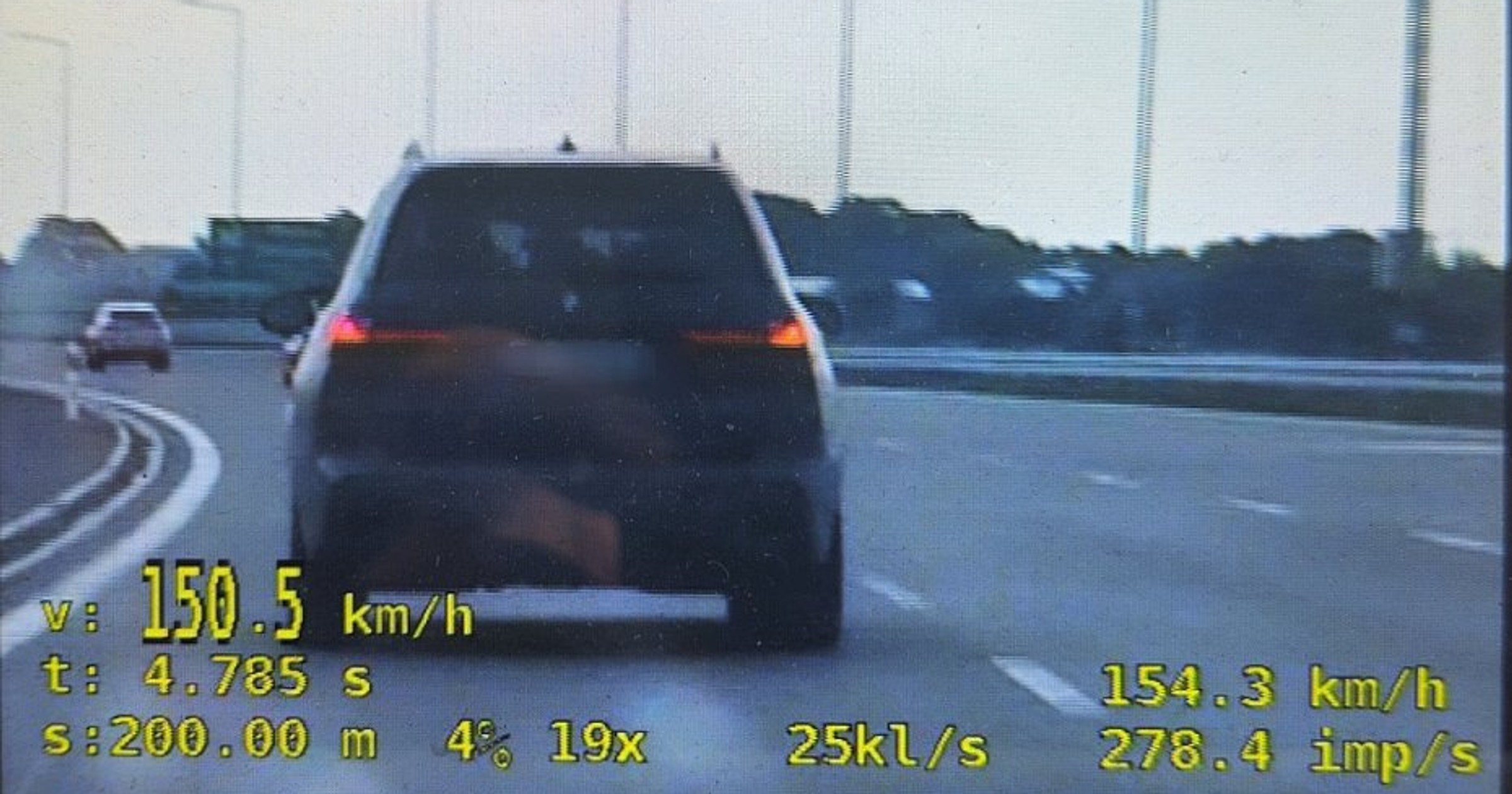 Kierowca BMW pędził 50 km/h za szybko. Miał sądowy zakaz jazdy