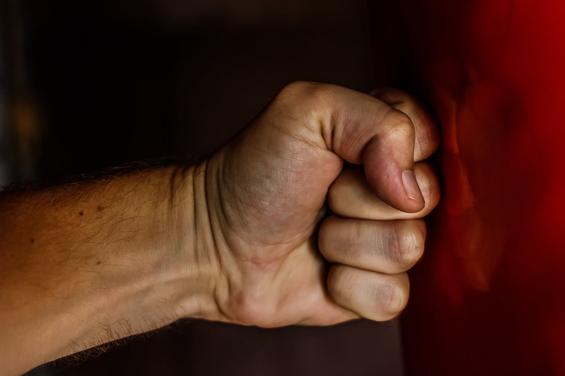 Dva ločena primera nasilja v domu: policisti zaščitili žrtvi na Dolenjskem in v Posavju