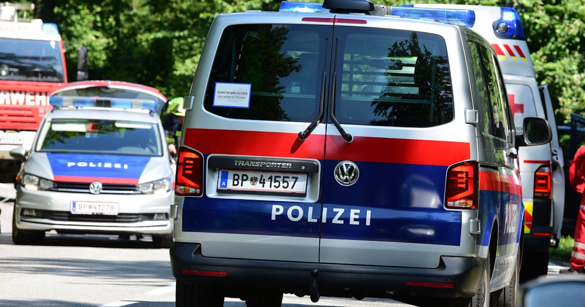 Steiermark: Mann greift Partnerin an und stürzt sich vom Balkon