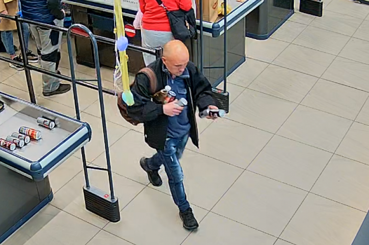 Fényképfelvételen szereplő csalót keres a miskolci rendőrség