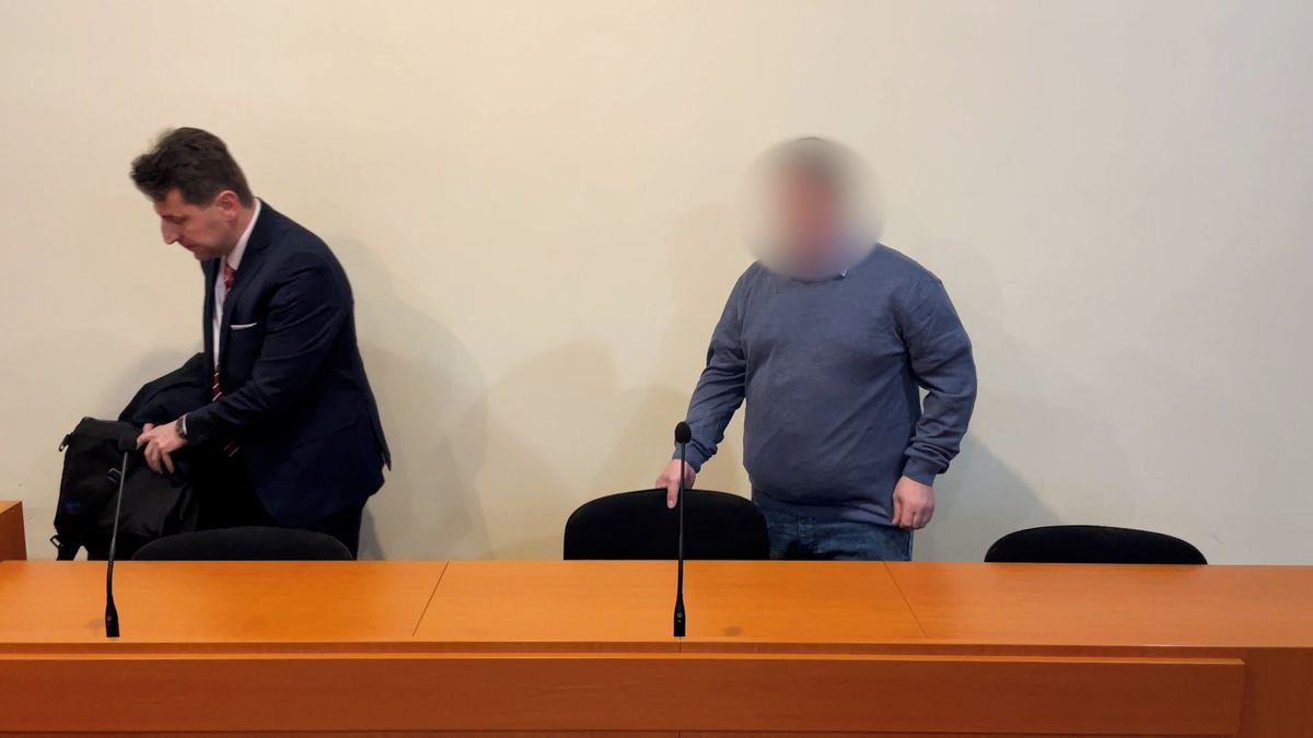 Tělocvikář z Klatovska dostal za výměnu intimních fotek se žačkami podmínku