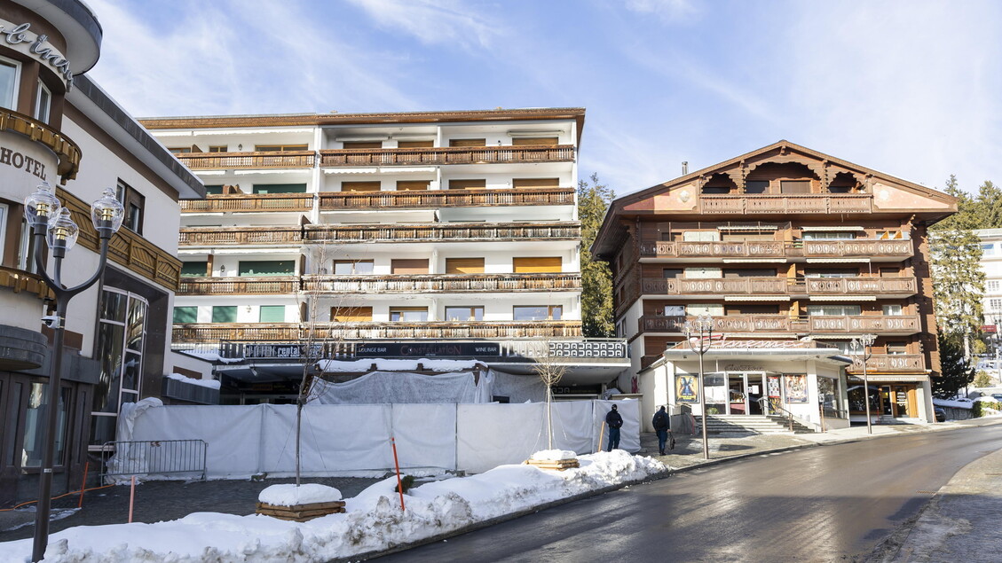Sopravvissuta italiana rivela: l'uscita d'emergenza del locale di Crans-Montana era bloccata da una catena