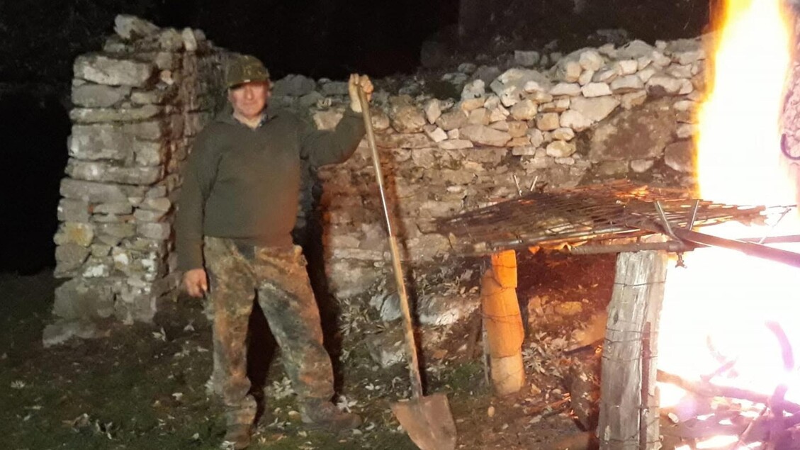 Camaiore, sessantatreenne spara alla moglie e al figlio dopo una lite