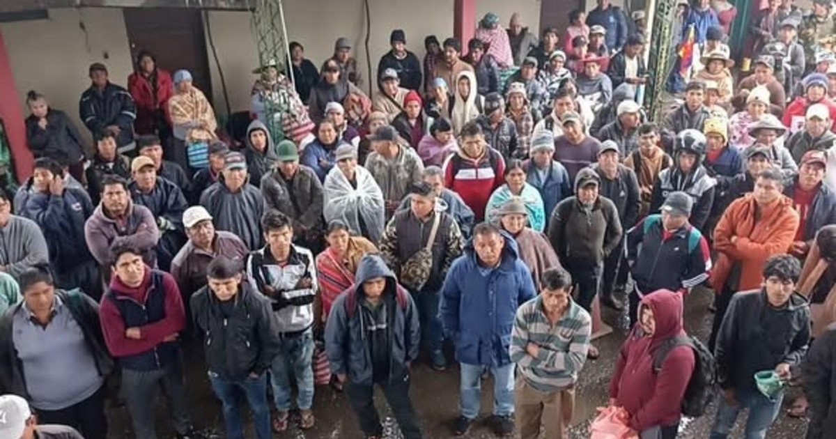 Policías antidrogas se ven obligados a abandonar retén en Villa Tunari tras presión de cocaleros