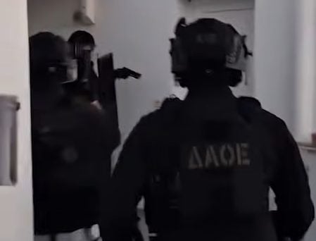 Μύκονος: Εταιρεία μεταφορών τουριστών ως κάλυμμα για κύκλωμα ναρκωτικών – Υπεράνω 700.000 ευρώ τα κέρδη