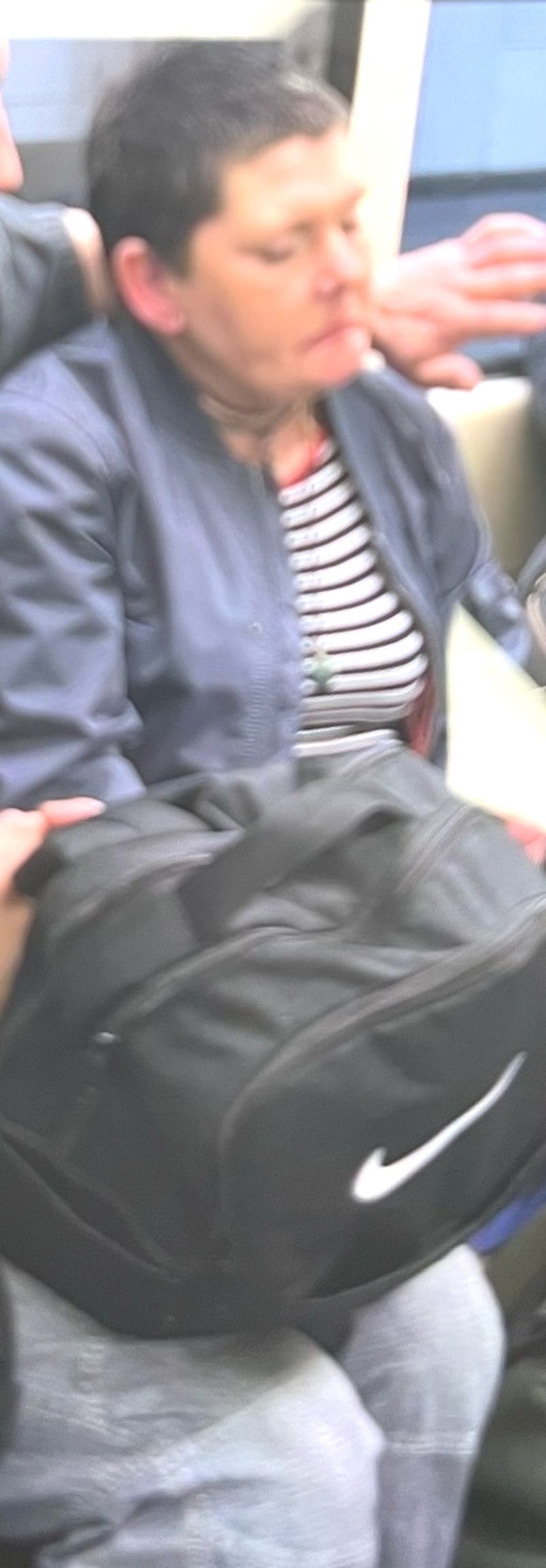 Frau zeigt Hitlergruß und ruft "Sieg Heil" in Essener U-Bahn