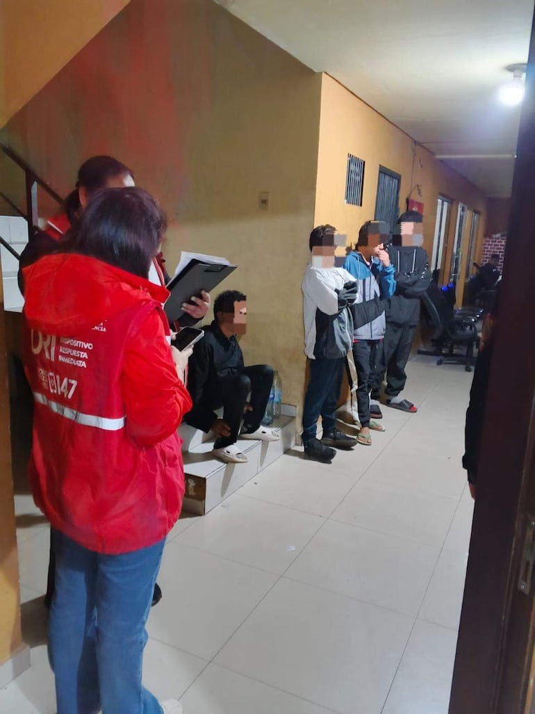 Policía detiene a hombre con orden de captura y aprehende a decenas durante festejo albirrojo en Asunción