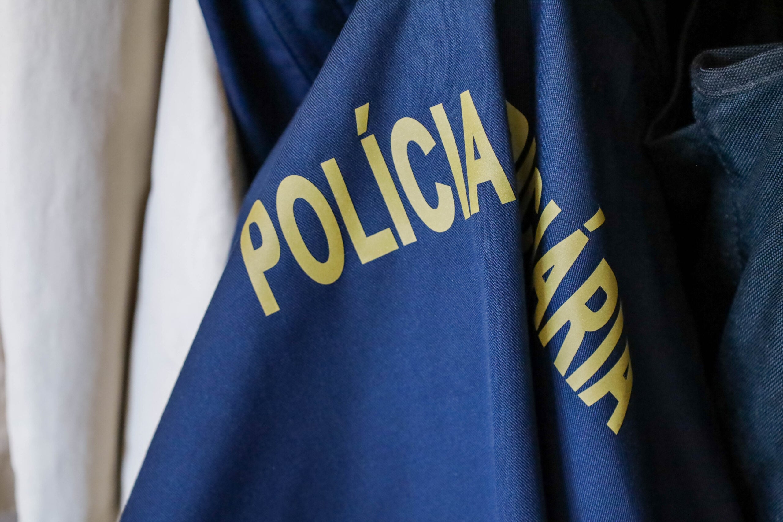 Jovem detido no Algarve por posse e distribuição de material de abuso sexual infantil