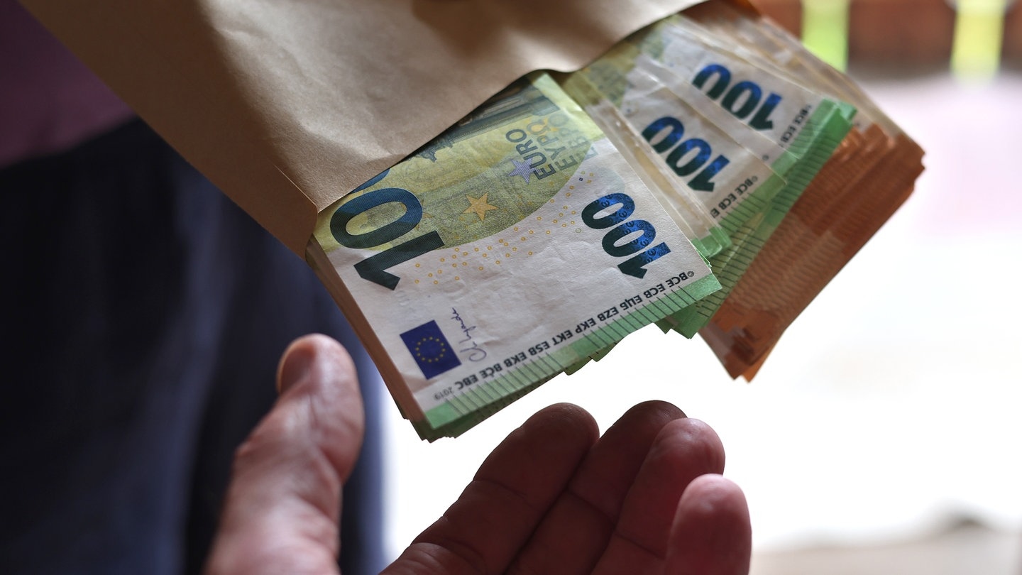 Mutmaßlicher Bandenchef wegen Betrugs mit 245.000 Euro angeklagt