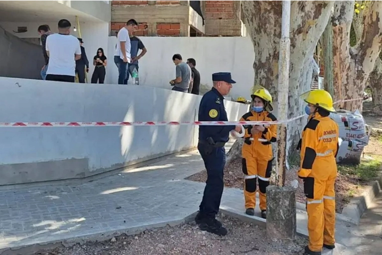 Hallan cadáver oculto tras muro precario en obra en construcción de Colón
