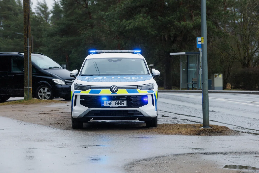 Arukülas üritas purjus ja kiivrita nooruk tuledeta mopeediga politsei eest põgeneda