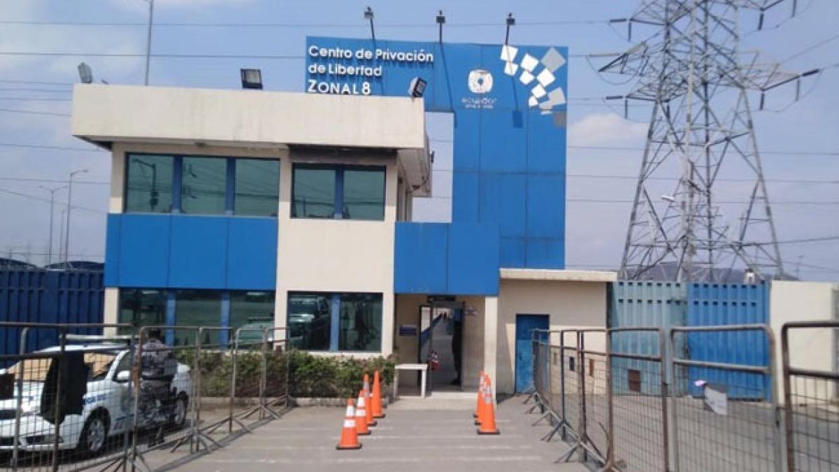 Juez envía a prisión a dos capturados por masacre en cancha de Guayaquil