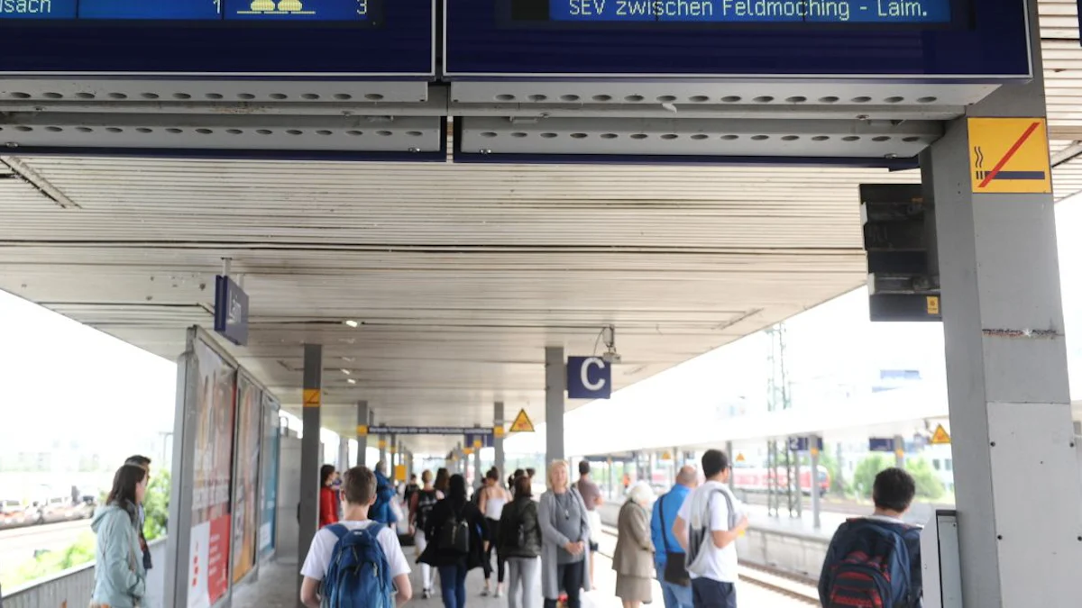 Zwei Angriffe auf Bahnpersonal in München: Kontrolleur attackiert, Lokführer niedergestoßen