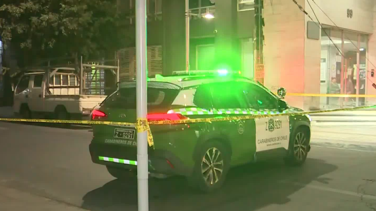 Joven de 27 años es asesinado a balazos en la entrada de su edificio en Santiago centro