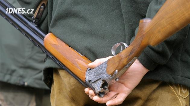 Myslivec mířil na lišku, postřelil hledače kovů. Hrozí mu čtyři roky