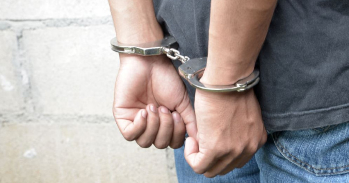 Bărbat din Cluj arestat după ce a lovit polițiști cu capul și piciorul în Dej