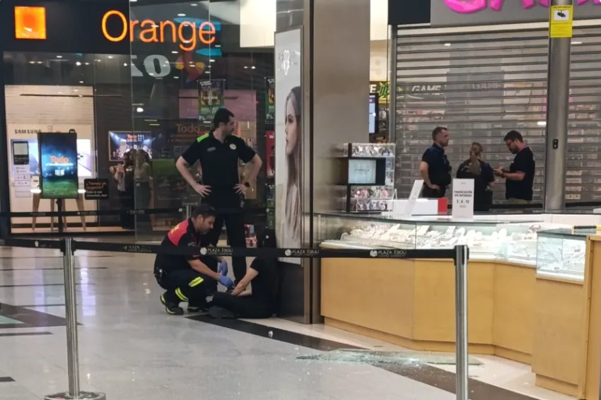 Atraco a mano armada en joyería de Pinto: tres encapuchados disparan al aire y huyen en coche robado