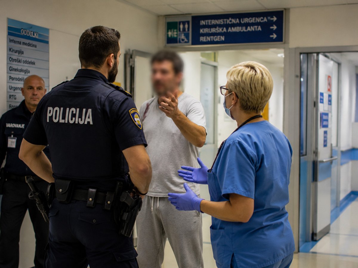 Incident v izolski bolnišnici: varnostnik vklenil agresivnega moška, policija odredila prisilno hospitalizacijo
