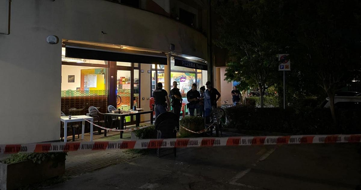 Pizzaiolo ucciso a coltellate a Reggio Emilia: omicida in fuga dopo il rifiuto di una pizza gratis