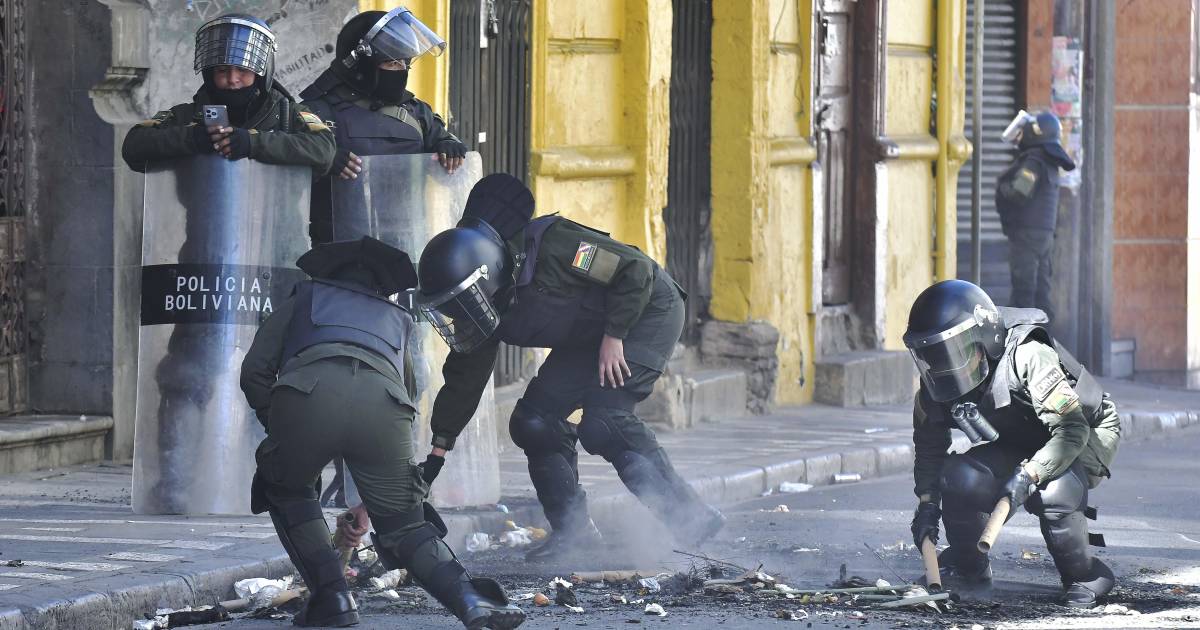 Policía golpeado en teleférico de La Paz es trasladado a Argentina por lesiones en la vista