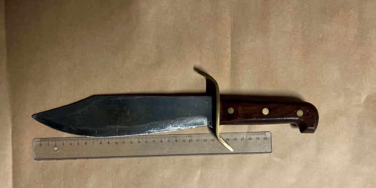 22-åring rånade affär med kniv – ringde sedan polisen och erkände