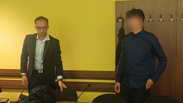 Vnuk napadl babičku na vozíku v silvestrovskou noc, případ řeší krajský soud v Hradci Králové