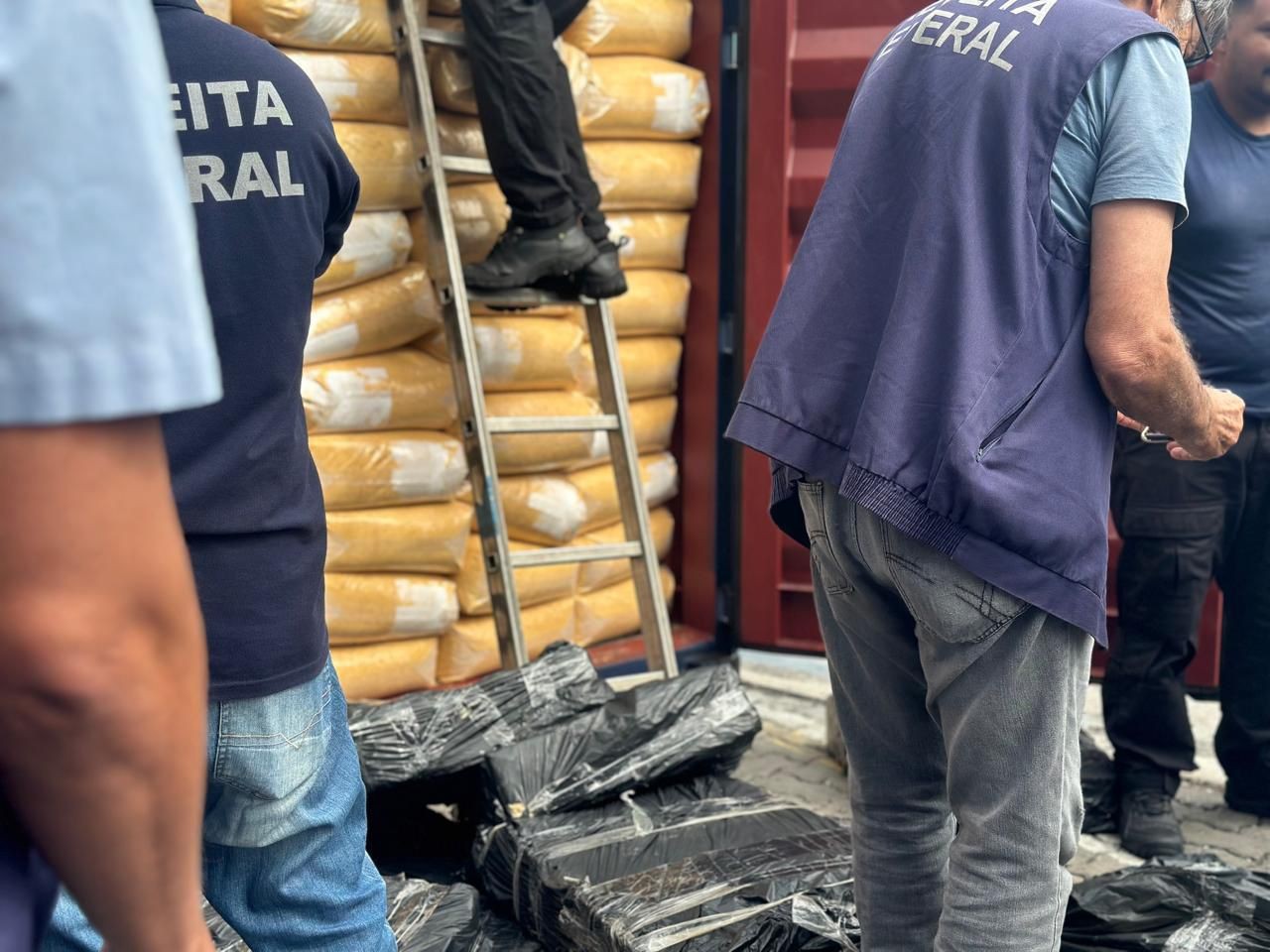Operação da PF no Ceará mira esquema de narcotráfico internacional no Porto do Mucuripe