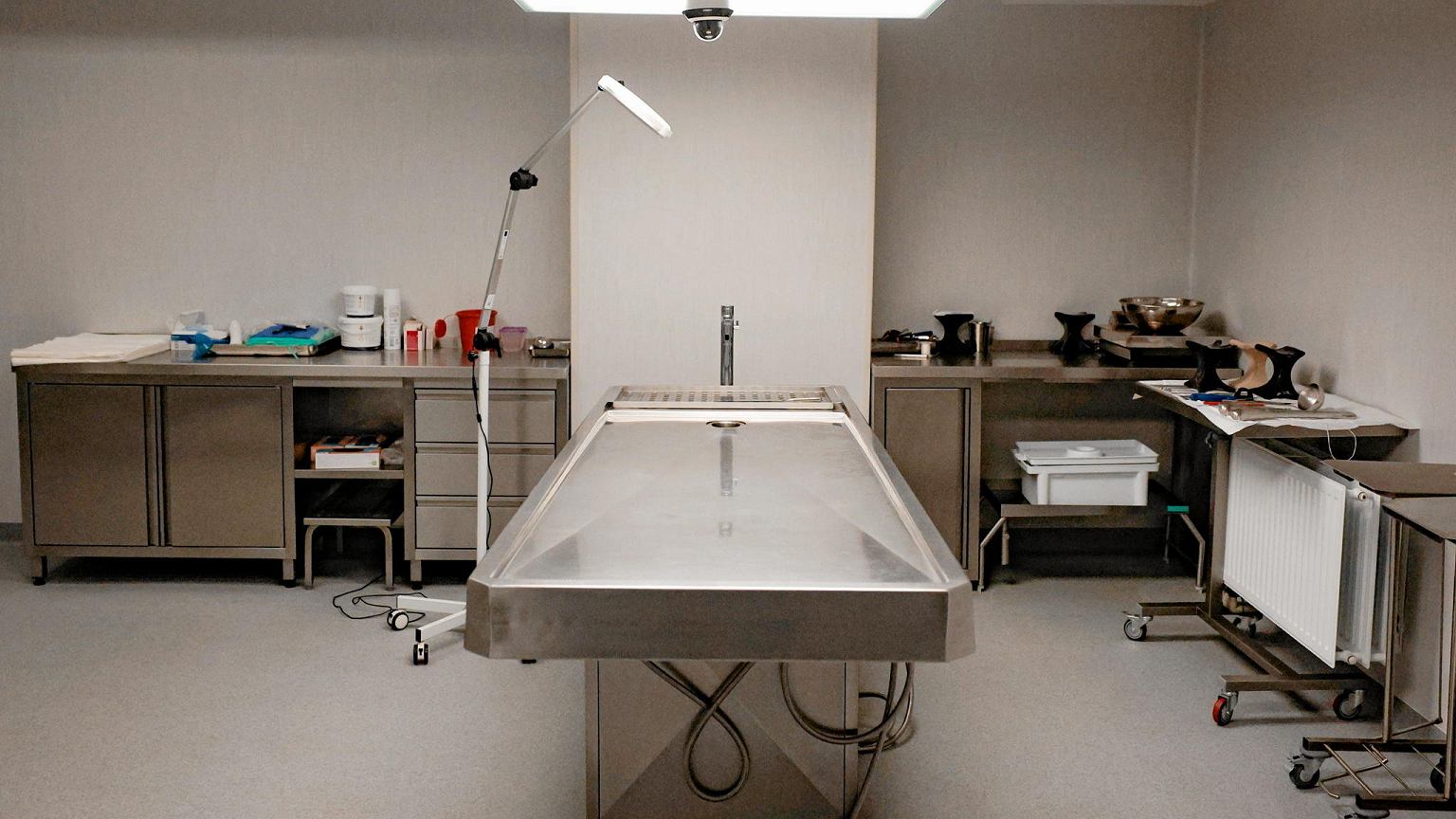 Fałszerstwo kart zgonu w warszawskim prosektorium. Prokuratura umorzyła sprawę podsłuchu