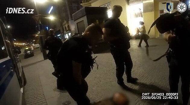 Muž v Praze napadl policejní dodávku, skončil na zemi