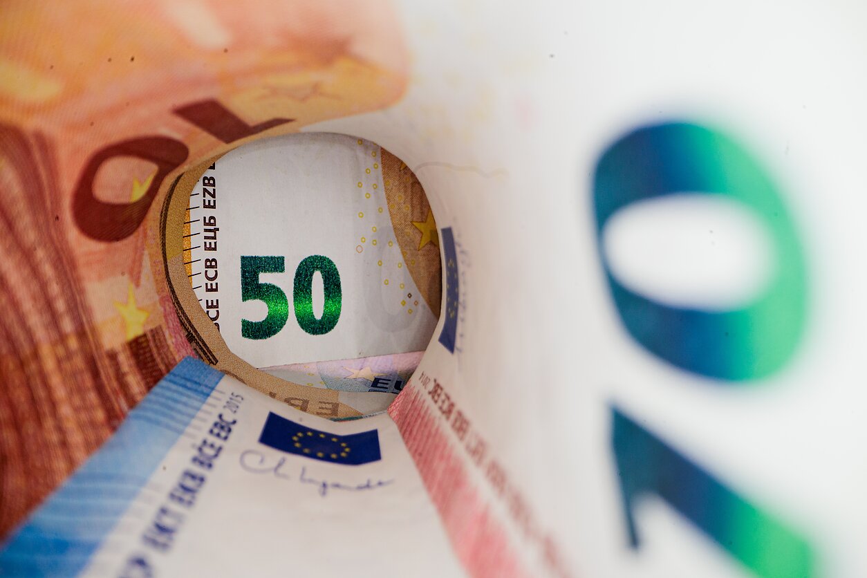 Prokurorai iš septynių politikų siekia atgauti virš 43 tūkst. eurų