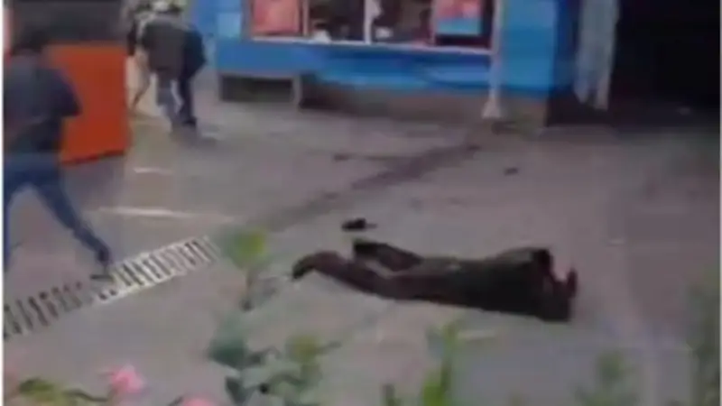 Agente policial atacado en La Paz enfrenta riesgo de perder un ojo