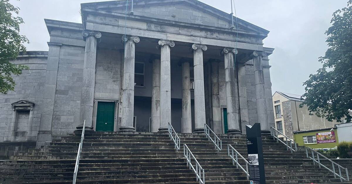 Castleisland man admits harassing ex-partner, found with bag of weapons and spy camera gear