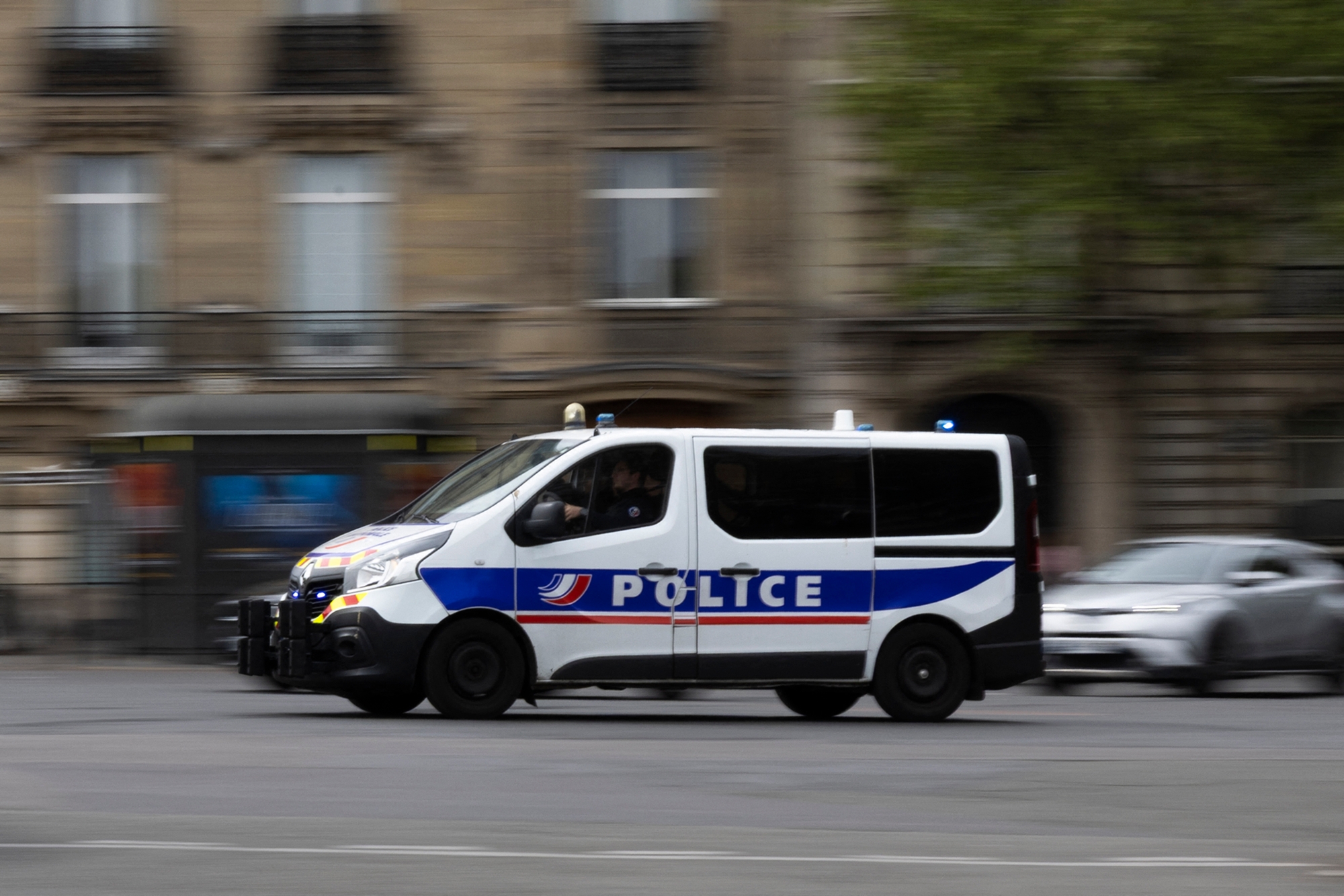 Paris : une femme poignarde une policière avant d'être abattue dans le 12e