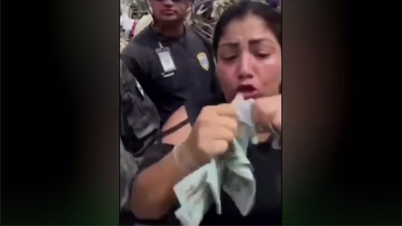 Policía venezolano detenido por intentar quedarse con bolsa de dinero hallada entre escombros