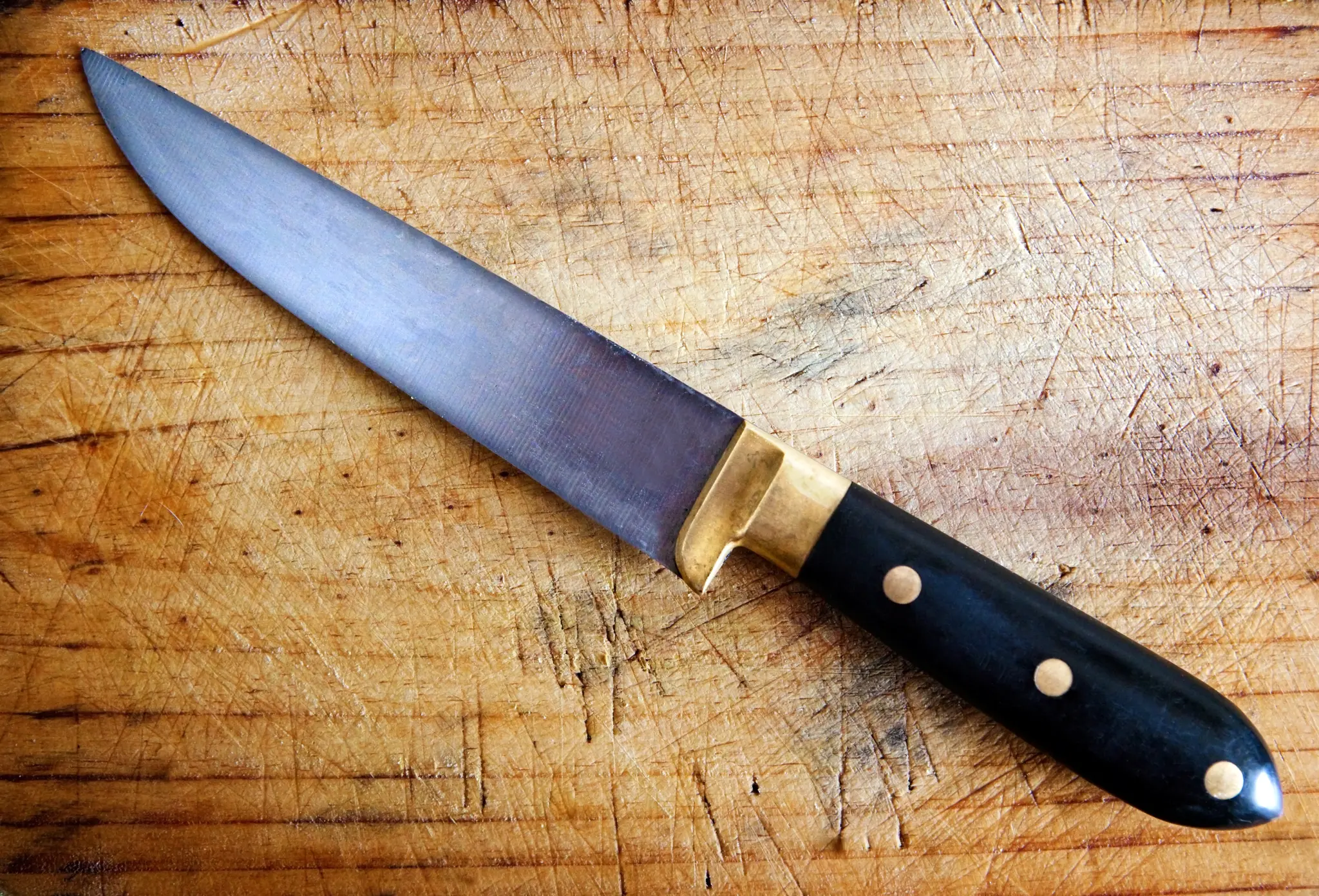 Frau sticht in Simmering mit Schere auf schlafenden Ehemann ein